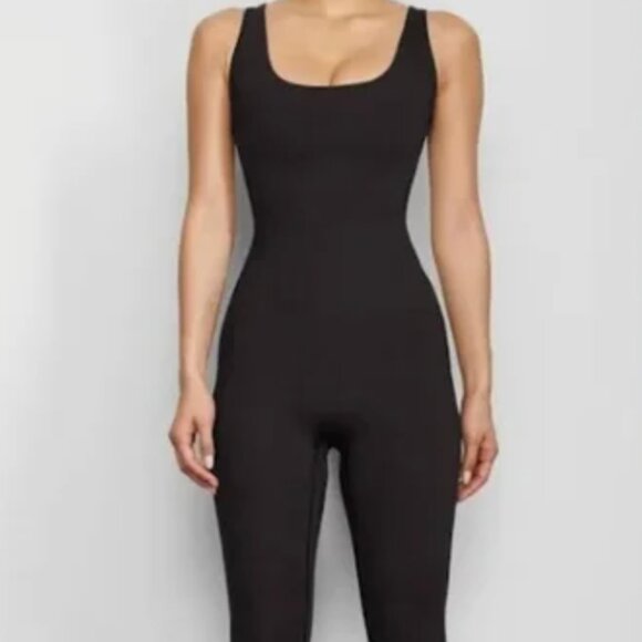 ALL-IN-ONE SCOOP NECK ONESIE | ONYX × 1 ONYX / XS - Picture 1 of 2